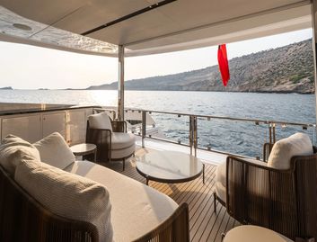 Sunseeker 82 Ocean , Deck Area