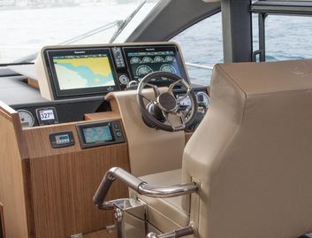 Sealine F530, Helm Station