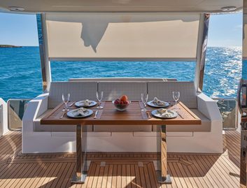 Astondoa 66 Flybridge Mk2, Deck Area