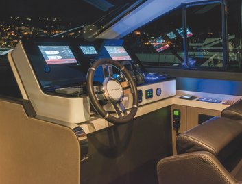 Azimut Fly 60 Mk2, Helm Station