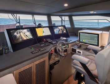 Numarine 30 XP, Helm Station