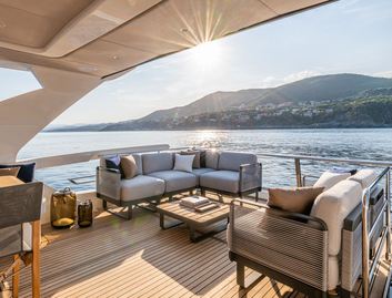 Absolute Navetta 62 , Deck Area