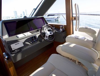 Maritimo S70 Mk1, Helm Station