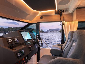 Viknes S40 Fly , Helm Station