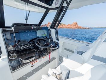 Wellcraft 38 T-Top, Helm Station