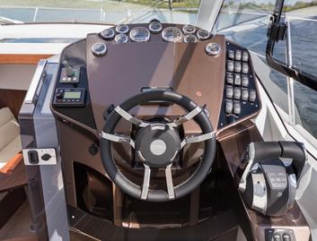 Galeon 335 HTS, Helm Station