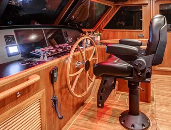 Outer Reef 610 Motoryacht, Helm Station