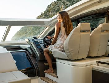 Fairline Targa 53 Open Mk2, Helm Station