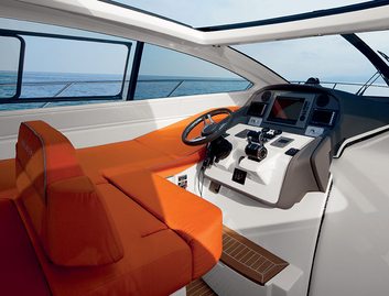 Azimut Atlantis 58, Helm Station