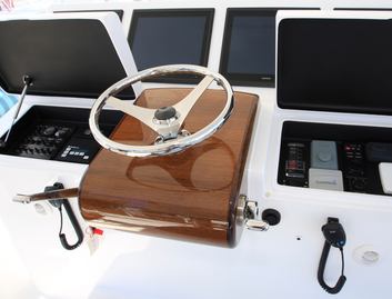 Hatteras GT70, Helm Station