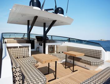 Delta Powerboats 60 Open IB, Deck Area