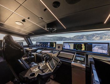 Pershing GTX116, Helm Station