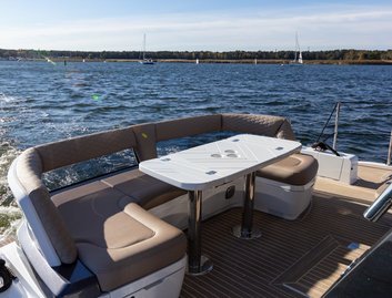 Galeon 480 Fly, Deck Area