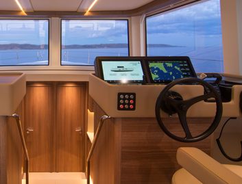 Omikron Yachts OT-60 , Helm Station