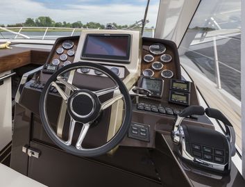 Galeon 485 HTS, Helm Station