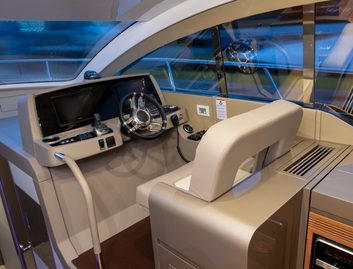 Schaefer Yachts Schaefer 510 GT , Helm Station