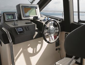 Azimut Magellano 43, Helm Station