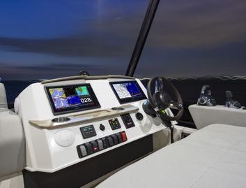 Tiara F44 Flybridge, Helm Station