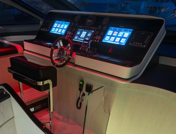 Azimut Grande 30 Metri, Helm Station