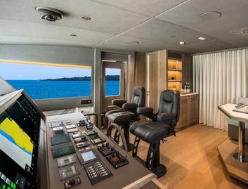 Horizon FD90 Skyline, Helm Station
