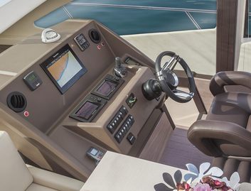 Cranchi 60 HT, Helm Station