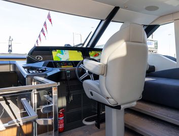 Sunseeker Ocean 156, Helm Station