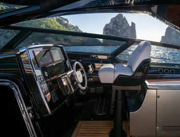 Riva 58 Capri, Helm Station