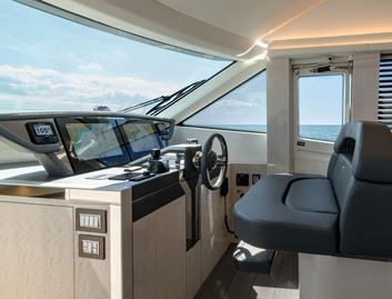 Monte Carlo Yachts MCY 66, Helm Station