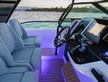 Saxdor 320 GTO Gen 2, Helm Station