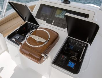 Viking 48C Gen 3, Helm Station