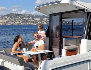 Jeanneau Merry Fisher 895  Mk1, Deck Area