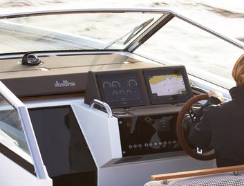 Delta 26 Open, Helm Station