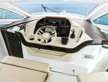 Beneteau Gran Turismo 40, Helm Station