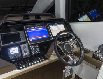 Galeon 510 Skydeck, Helm Station