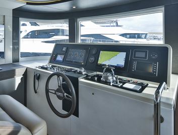 Gulf Craft Nomad 65 SUV, Helm Station