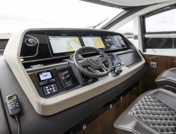 Fairline Targa 65 GT, Helm Station