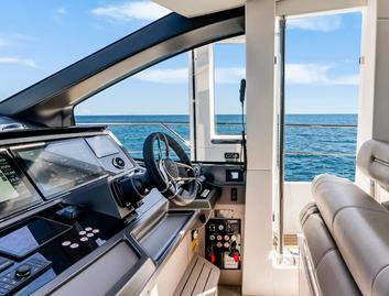 Sunseeker Manhattan 68  Mk2, Helm Station