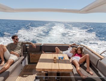 Marex 390, Deck Area