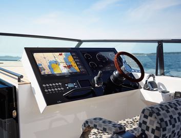 Delta Powerboats 60 Open IB, Helm Station