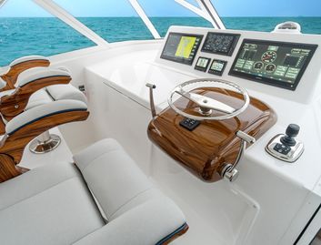 Viking 38O, Helm Station