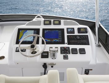 Hatteras M60 Gen 3, Helm Station