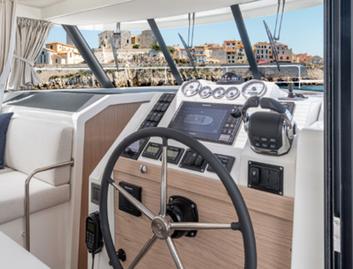 Beneteau Swift Trawler 41 Fly, Helm Station