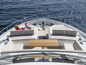 Sunseeker 76 Yacht, Deck Area