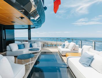 Mangusta Oceano 44, Deck Area