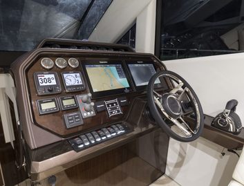 Galeon 500 Fly, Helm Station