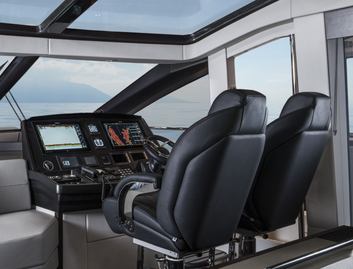 Sunseeker Predator 74 Gen 2, Helm Station