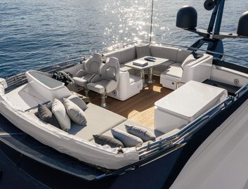 Azimut S8, Fly Deck/Sportdeck