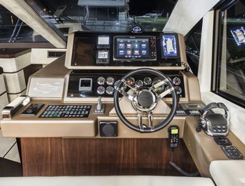 Galeon 560 Skydeck, Helm Station