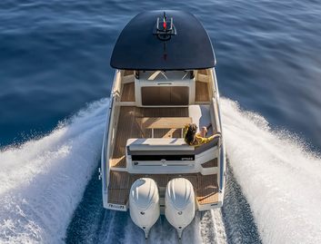 Invictus GT320S, Deck Area