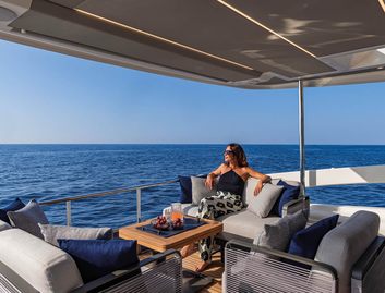 Absolute Navetta 53 , Deck Area